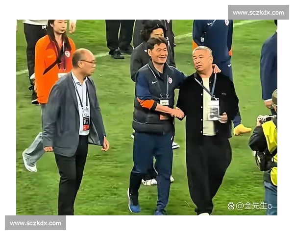 球迷声讨球队管理层决策失误 批评态度冷漠未能解决问题